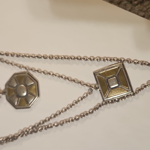 Two toned triple Strand medallion vintage necklace - Picture 3 of 4